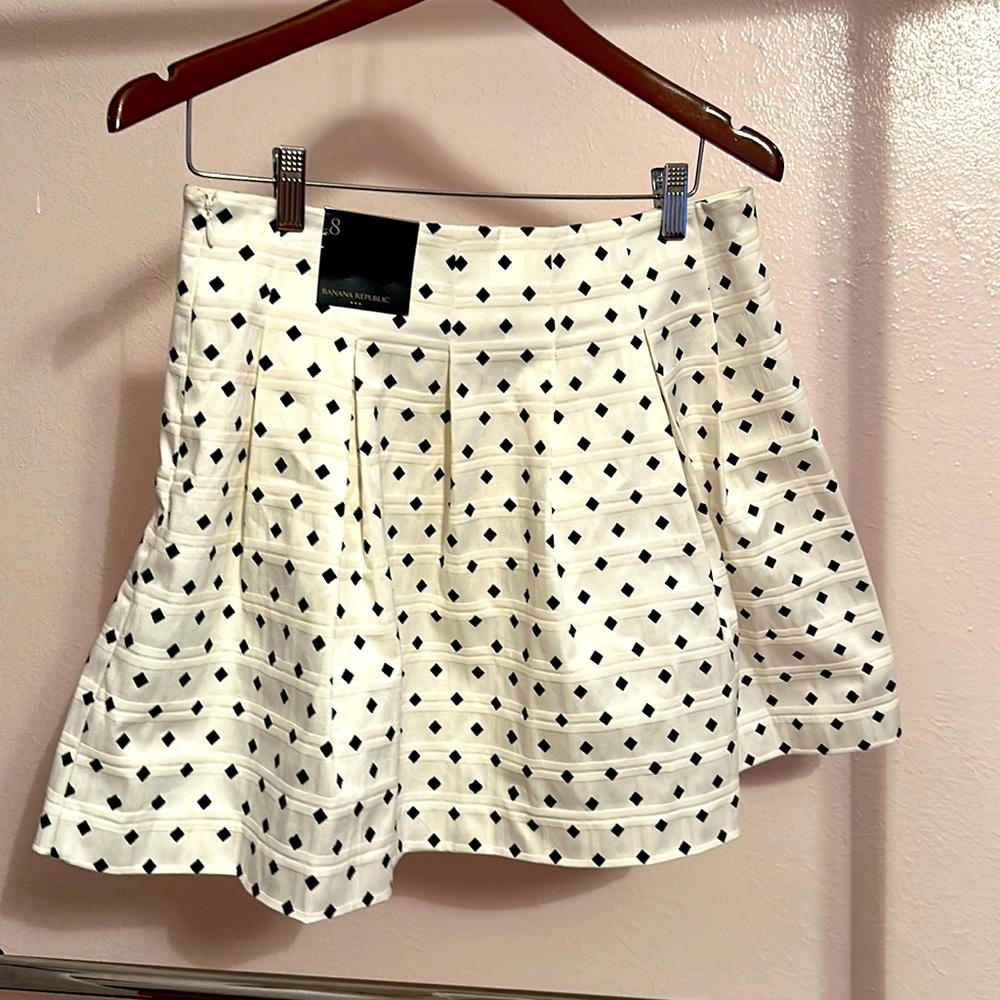New Banana Republic pleated skirt. Size 8